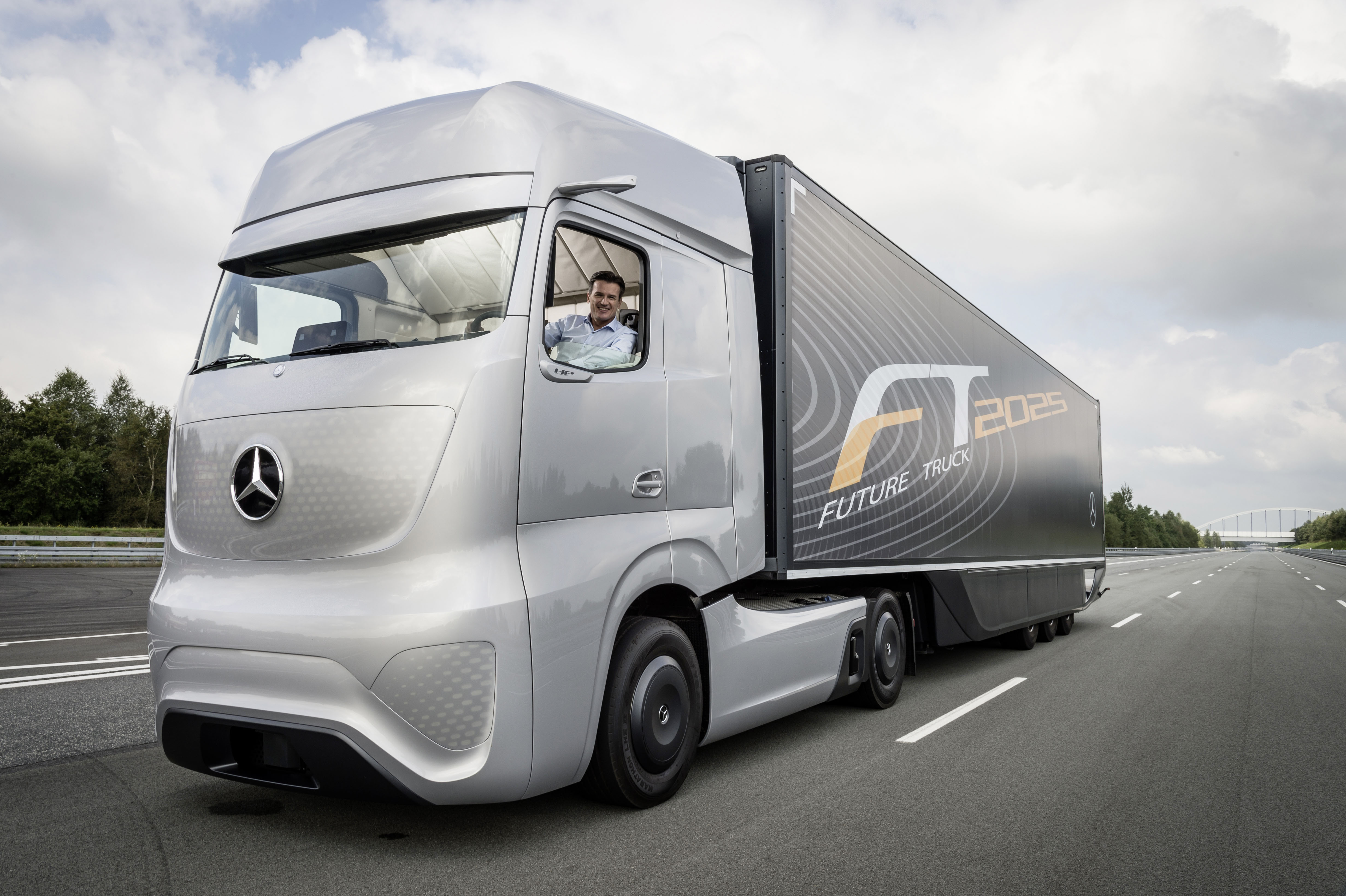 Линейный автомобиль. Mercedes-Benz Future Truck 2025. Мерседес Актрос 2025. Мерседес Бенц Актрос будущего. Мерседес трак 2021.