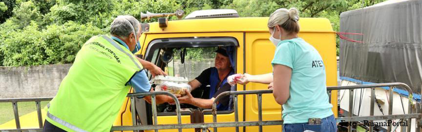 Caminhoneiros recebem alimentos no Porto de Paranaguá