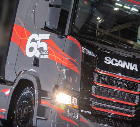 Vídeo: Caminhão que comemora os 65 anos da Scania no Brasil tem