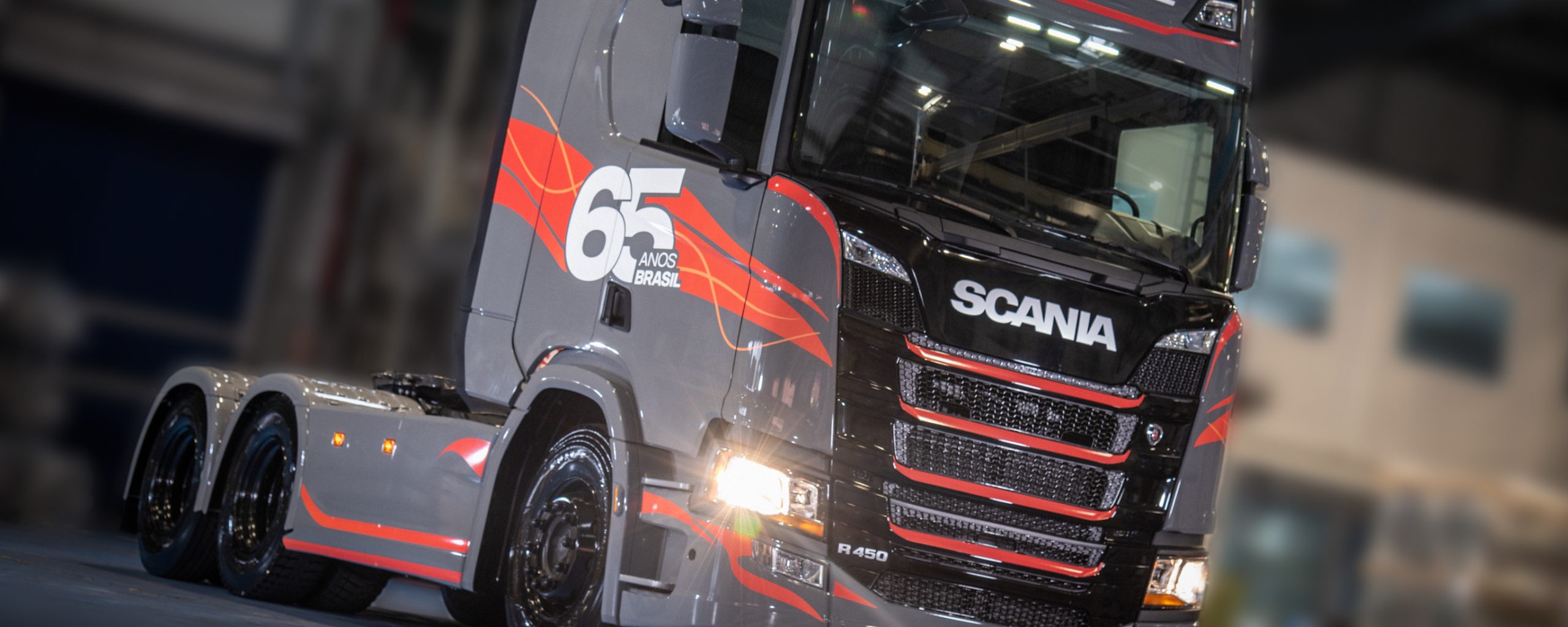 Vídeo: Caminhão que comemora os 65 anos da Scania no Brasil tem