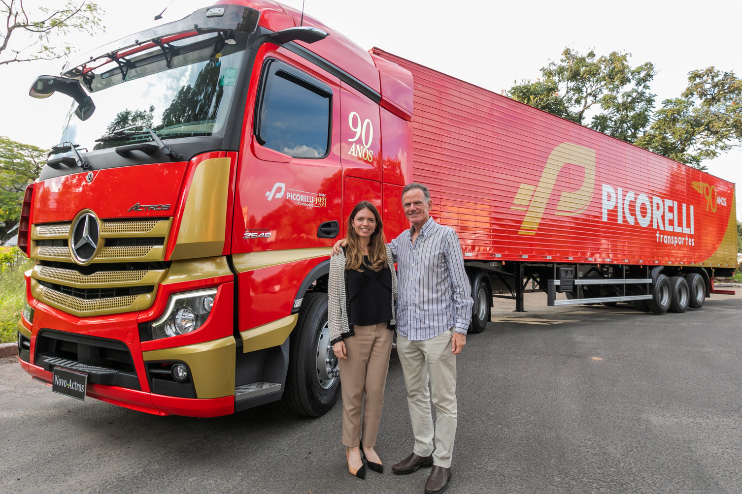 Picorelli Transportes completa 90 anos e personaliza caminhão 