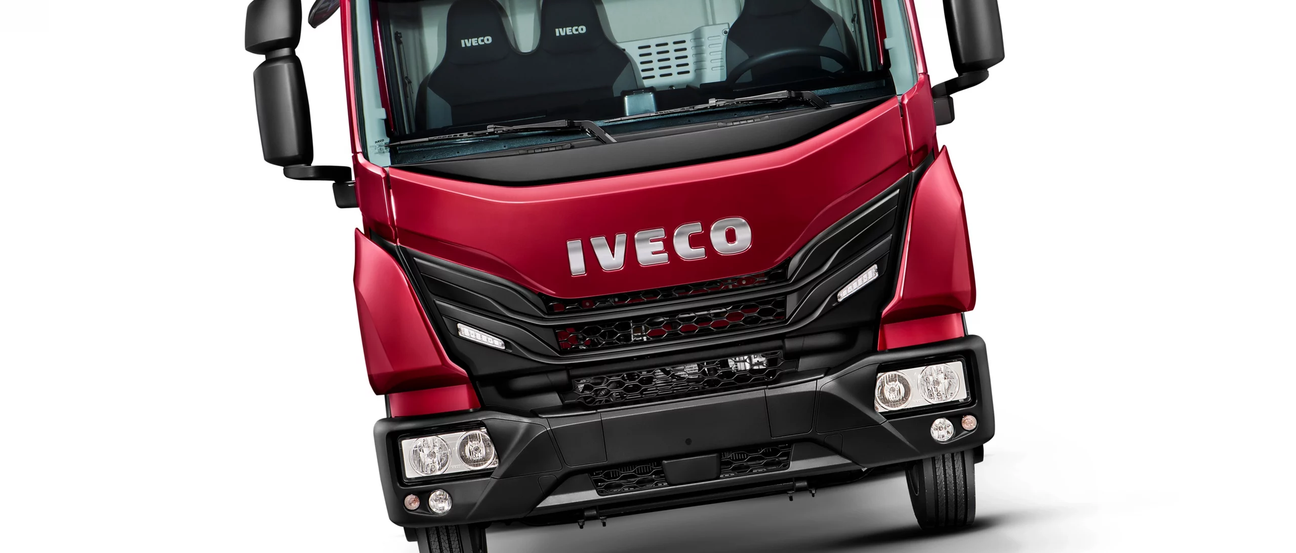 IVECO Tector recebe atualizações com foco no design e no conforto, mantendo sua consagrada versatilidade