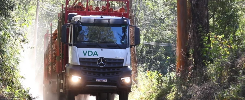 VDA expande frota com 36 caminhões Mercedes-Benz Arocs 3351